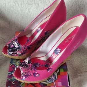 ED HARDY WOMEN'S CASABLANCA WEDGE PUMP